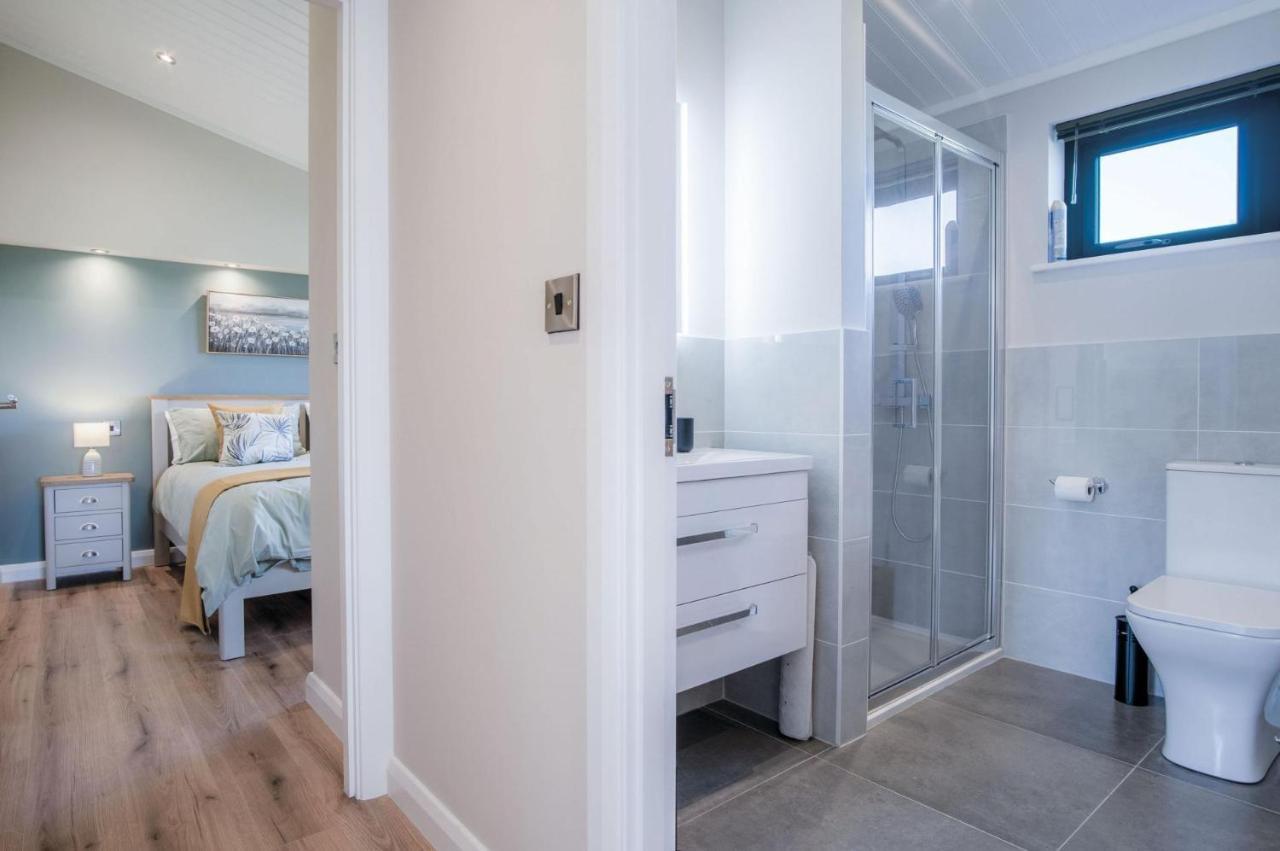 Swanlake Lodge - 3 Bedroom Holiday Home - Penally エクステリア 写真