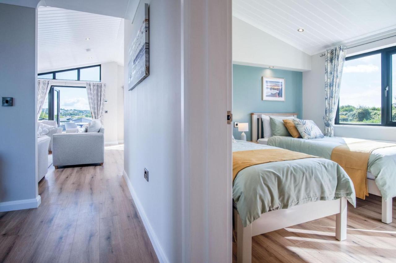 Swanlake Lodge - 3 Bedroom Holiday Home - Penally エクステリア 写真