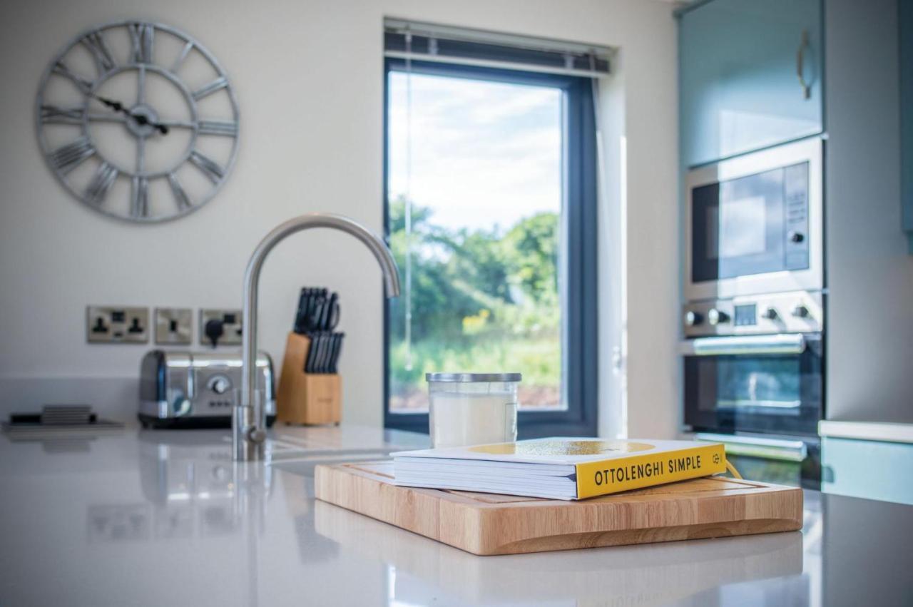 Swanlake Lodge - 3 Bedroom Holiday Home - Penally エクステリア 写真