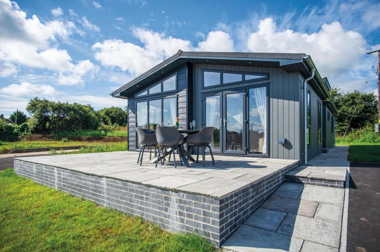 Swanlake Lodge - 3 Bedroom Holiday Home - Penally エクステリア 写真
