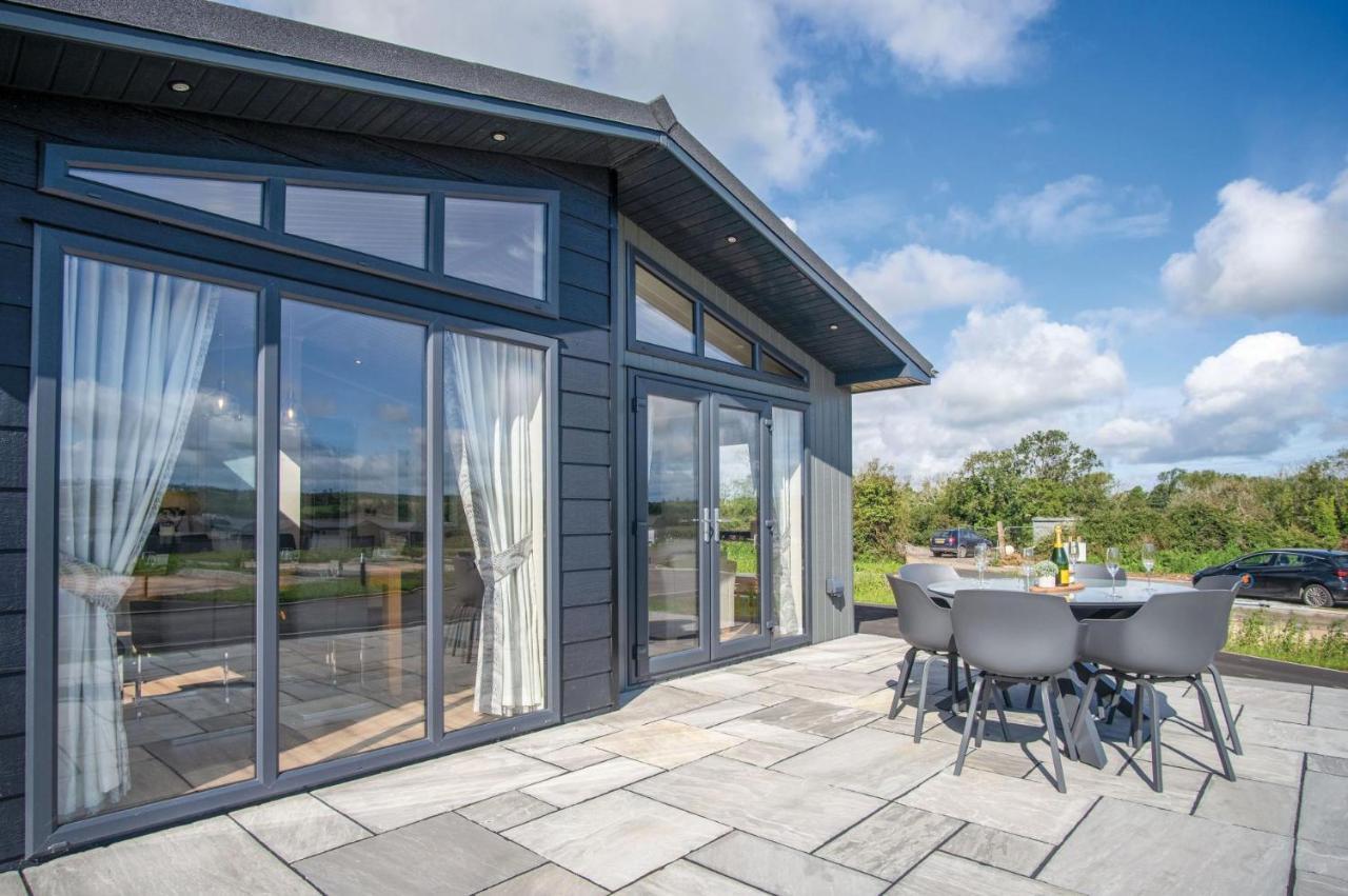 Swanlake Lodge - 3 Bedroom Holiday Home - Penally エクステリア 写真