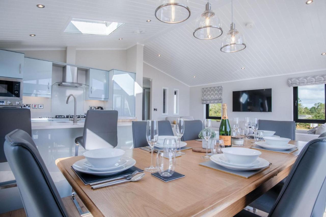 Swanlake Lodge - 3 Bedroom Holiday Home - Penally エクステリア 写真