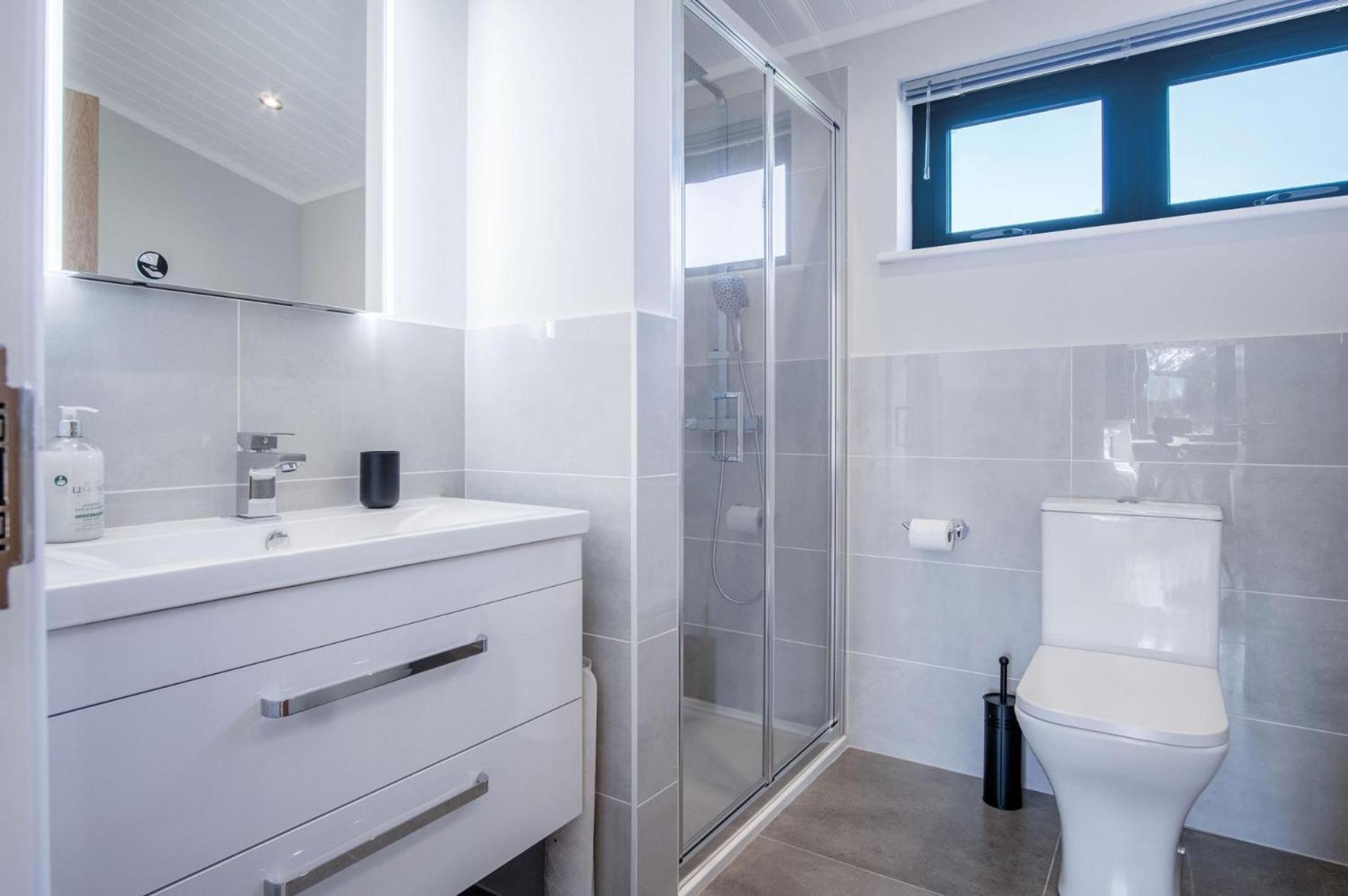 Swanlake Lodge - 3 Bedroom Holiday Home - Penally エクステリア 写真